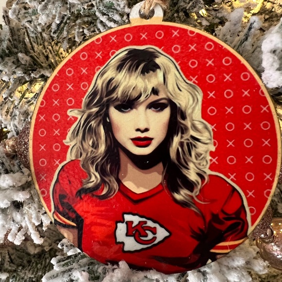 Taylor Swift ornament KC Chiefs jersey - Picture 1 of 5